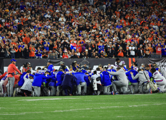 BREAKING: Bills/Bengals Monday Night Football game postponed after Damar Hamlin collapses on the field Buffalo Bills players pray for Damar Hamlin after he collapsed on the field.