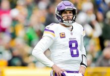 It looks like Kirk Cousins tore his Achilles 😬 Kirk Cousins of the Minnesota Vikings