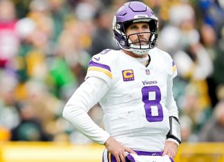 It looks like Kirk Cousins tore his Achilles 😬 Kirk Cousins of the Minnesota Vikings