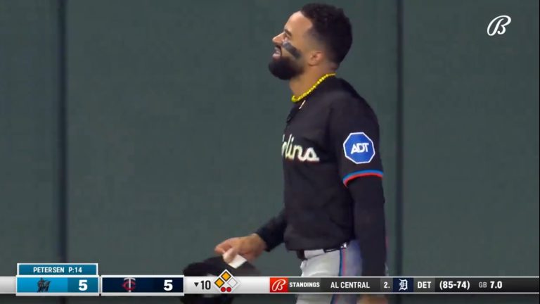 WATCH: Derek Hill makes a game-saving catch from Willi Castro with Rod Allen on the call 勞