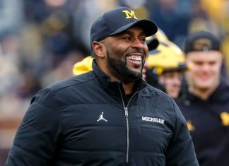 Sherrone Moore officially signs his contract with Michigan as Jim Harbaugh’s replacement ✍️ Michigan head coach Sherrone Moore.