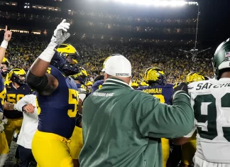 Fight breaks out at the end of the Michigan State/Michigan Game Michigan State and Michigan fight at the end of the game.