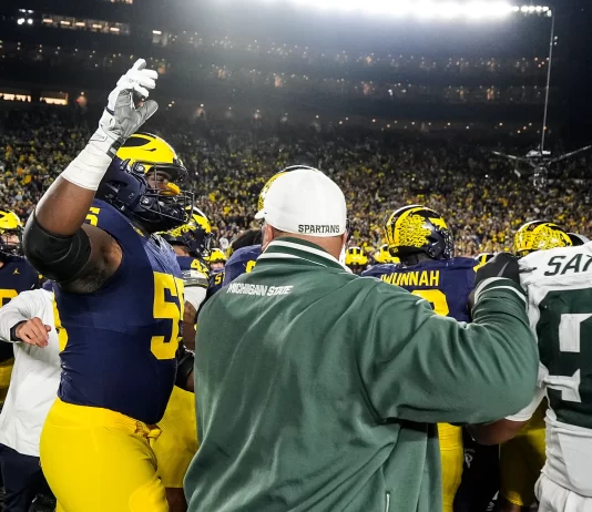 Fight breaks out at the end of the Michigan State/Michigan Game Michigan State and Michigan fight at the end of the game.