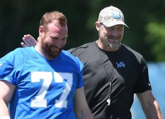 Lions: Frank Ragnow punched Dan Campbell to show that his pec was ok Lions center Frank Ragnow and head coach Dan Campbell