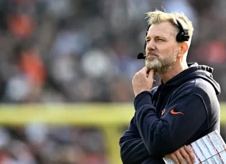 The Bears fire Matt Eberlus 🪓 Former Bears head coach Matt Eberflus.