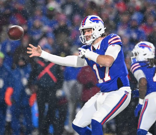 Patrick Mahomes responds to crazy Josh Allen touchdown 📲 Josh Allen of the Buffalo Bills.