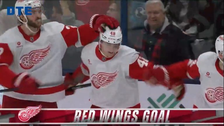 Jonatan Berggren buries a breakaway in the final minute as the Red Wings win their third straight 🚨