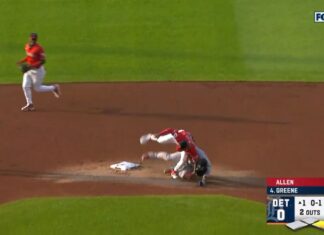 Tigers’ Gleyber Torres exits the game with a neck injury after a scary collision at 2B