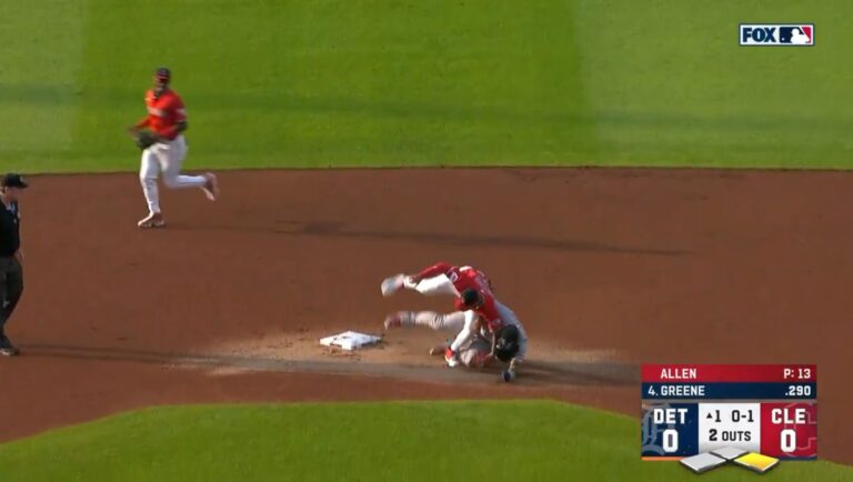 Tigers’ Gleyber Torres exits the game with a neck injury after a scary collision at 2B