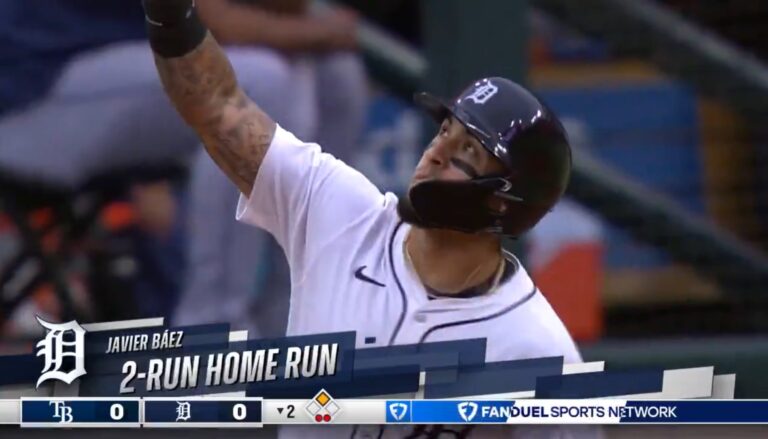 WATCH: Javy Báez launches a two-run HR 🚀