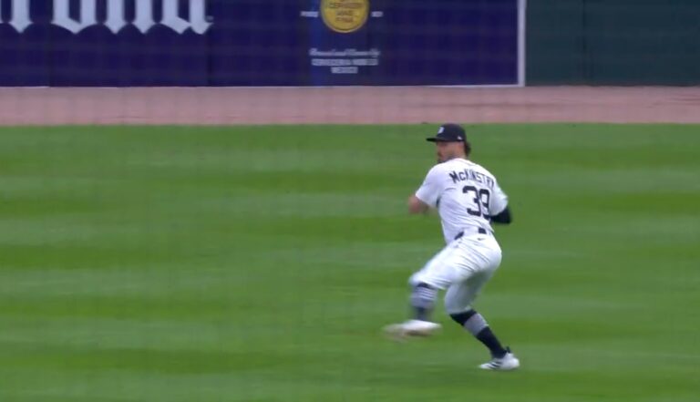 Zach McKinstry with a bullet to Javy Báez to nail a base runner 🤯