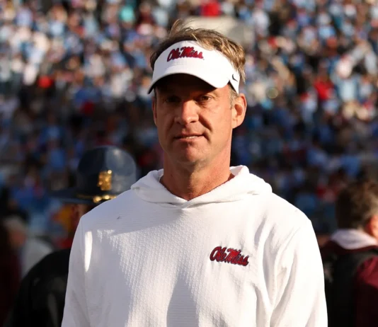 Lane Kiffin booed by Ole Miss fans as he boarded a plane for LSU Lane Kiffin